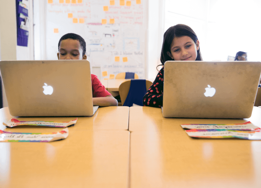 较低的学校 students at computers